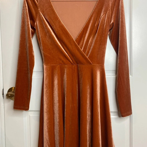 Urban Outfitters Kimchi Blue Iris Velvet Rust Long Sleeve Mini Dress Ext… - Picture 5 of 14